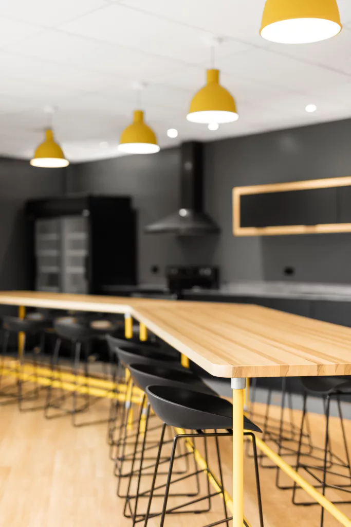 Le bois clair ajoute une touche naturelle au nouveau design de l'espace cuisine.
