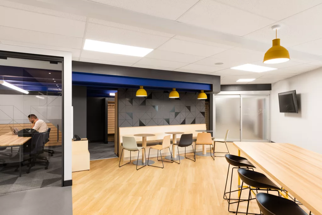 Le mur derrière la banquette de la cuisine est décoré d'une mosaïque ton-sur-ton.