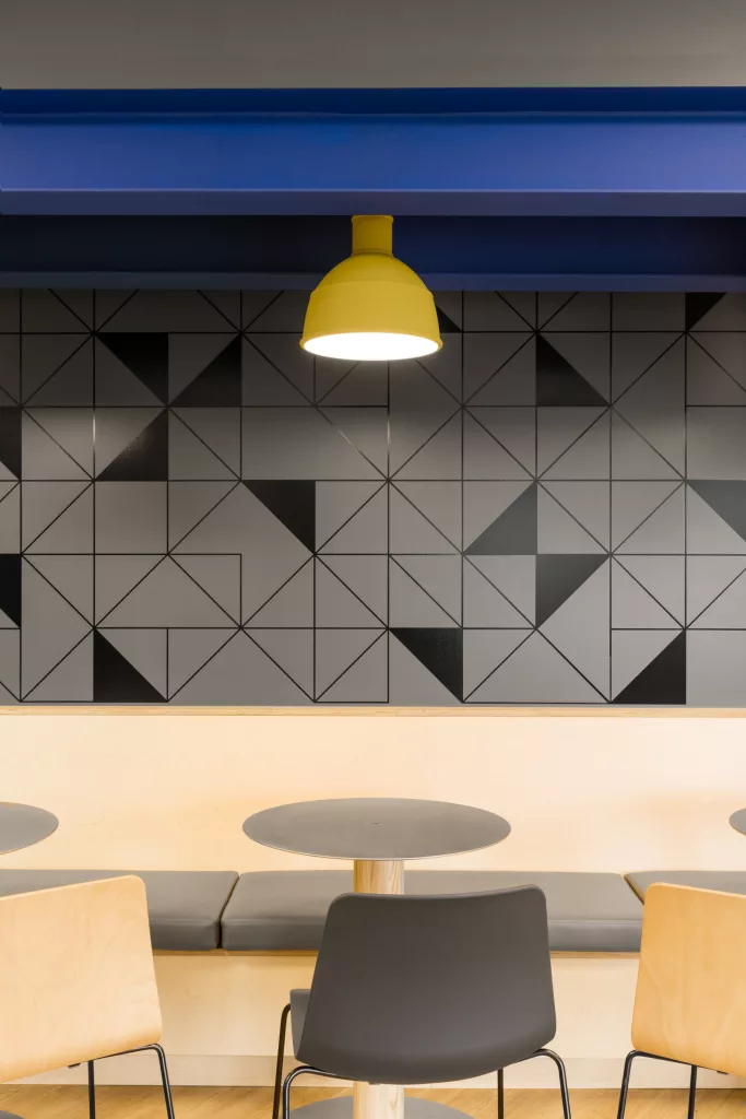 L'espace banquette de la cuisine comprend des tables rondes et des chaises, c'est en quelques sortes le coin bistro.