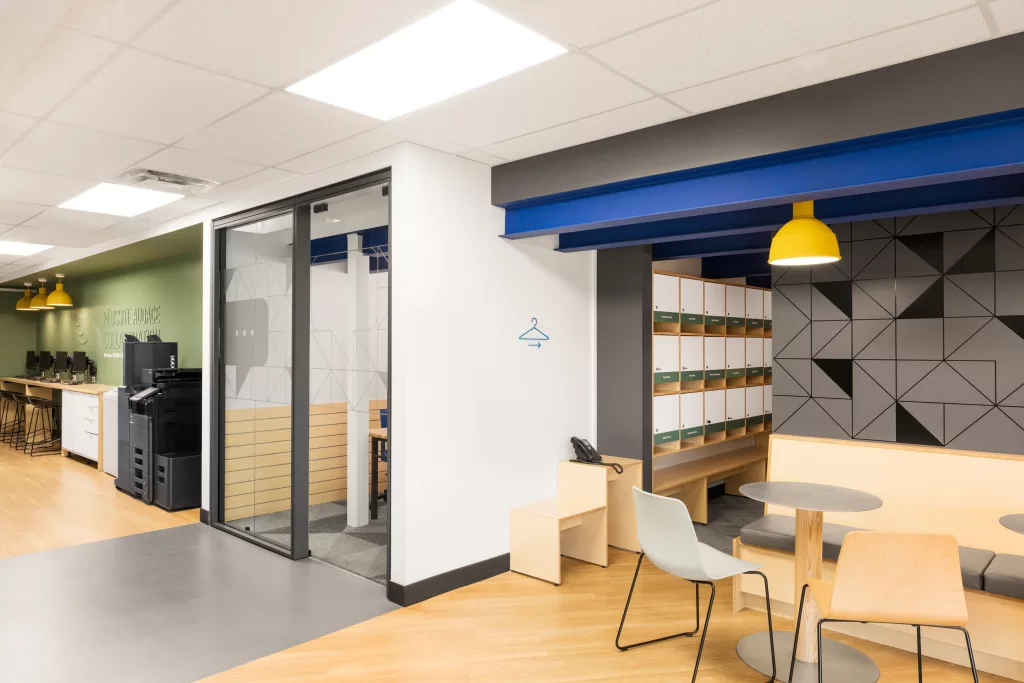 La setion vestiaire de l'administration est juste derrière le coin bistro de la cuisine.