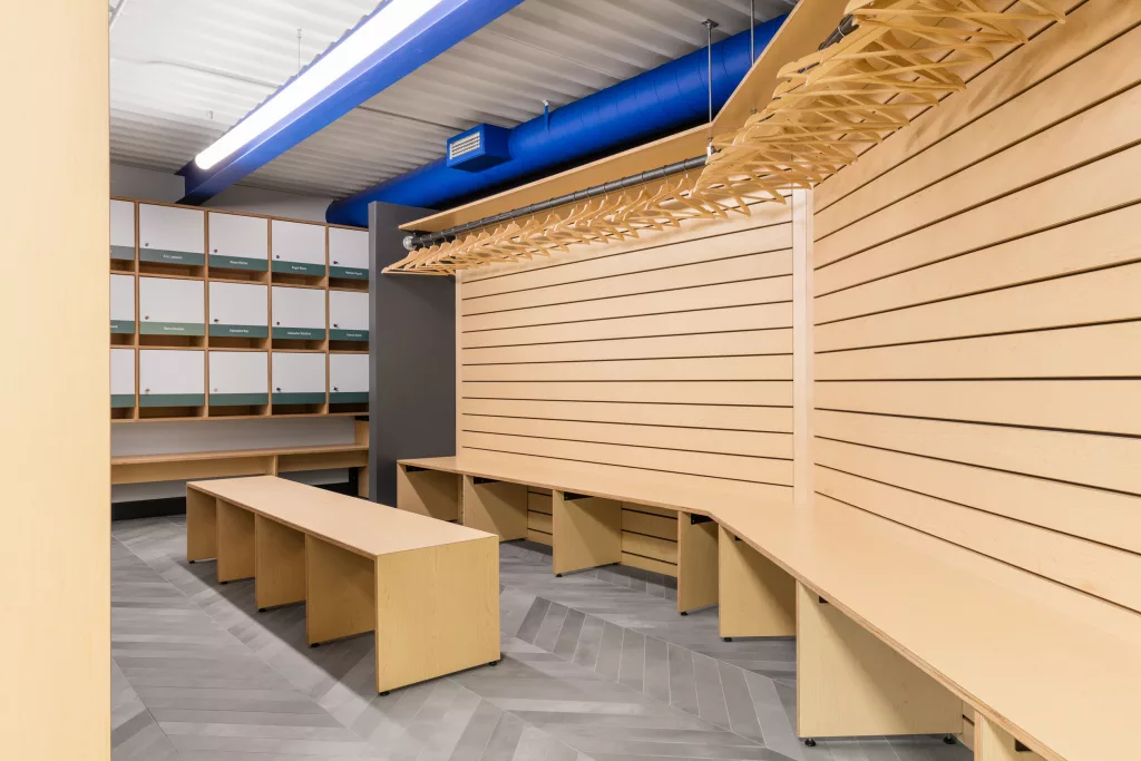 Des banquettes de bois facilitent le passage des bottes au souliers.