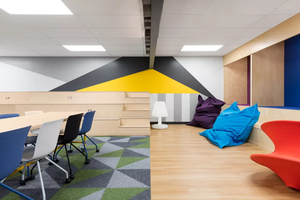 Des fauteuils poires et autre mobiliers exotoques se retrouvent dans la salle fermée de la bibliothèque du Collège d'Anjou.