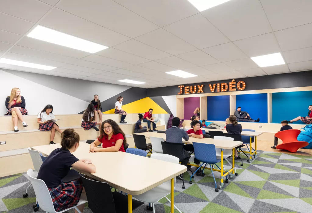 Des jeunes dans la section fermée dynamique de la nouvelle bibliothèque du Collège d'Anjou.