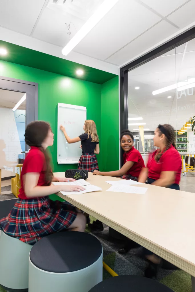 Un tableau blanc sur un mur de couleur vert dans la salle de travail fermée.