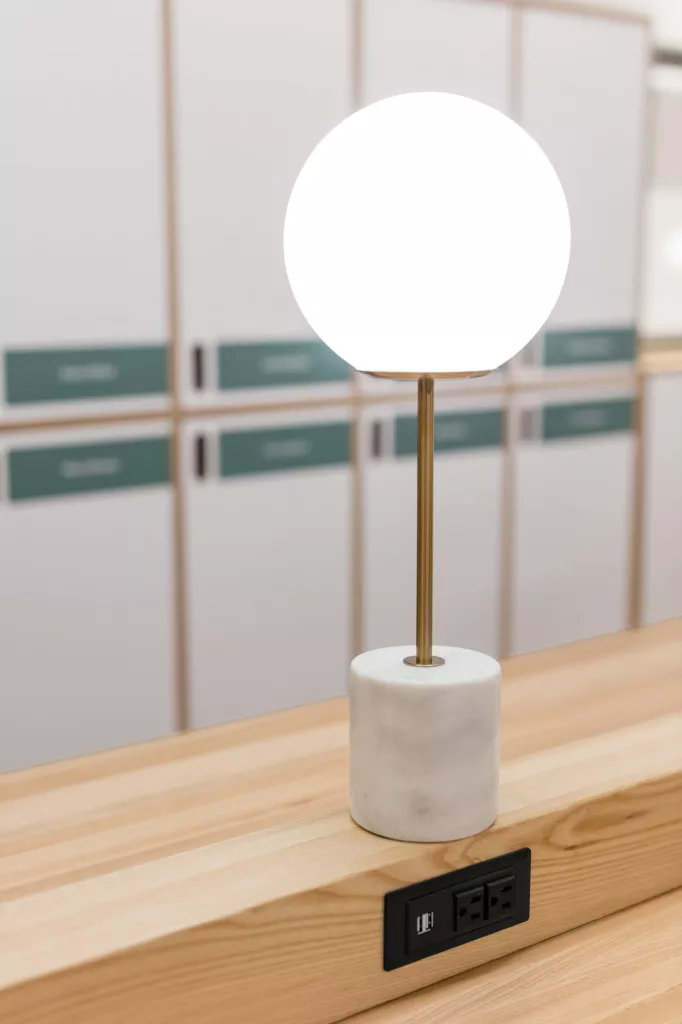 Des lampes stylées éclairent l'espace de cotravail.