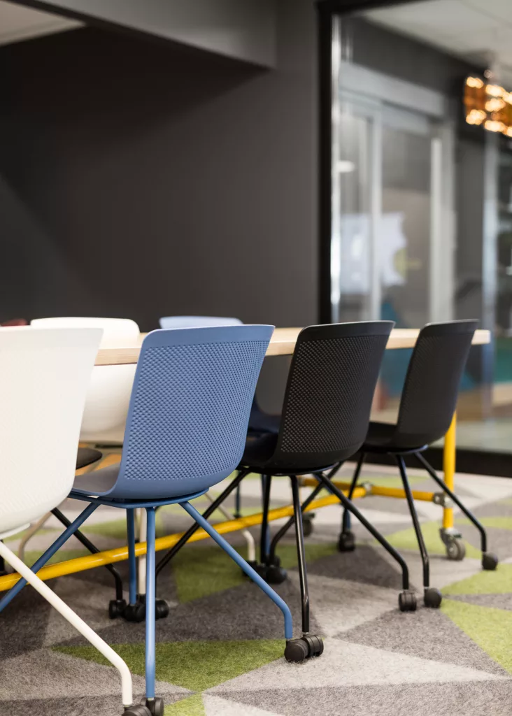 Une  grande partie du mobilier de la bibliothèque du Collège d'Anjou est facilement modulable, comme cest table et chaises sur roulettes.