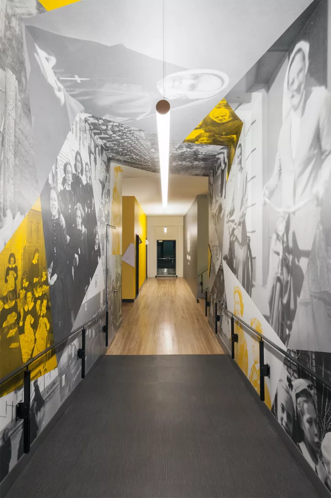 Le corridor entre le café étudiant et l'aile administrative  du quartier général du collège sainte-anne est tapissée d'aggrandissements de photos d'époques injectées de couleurs.