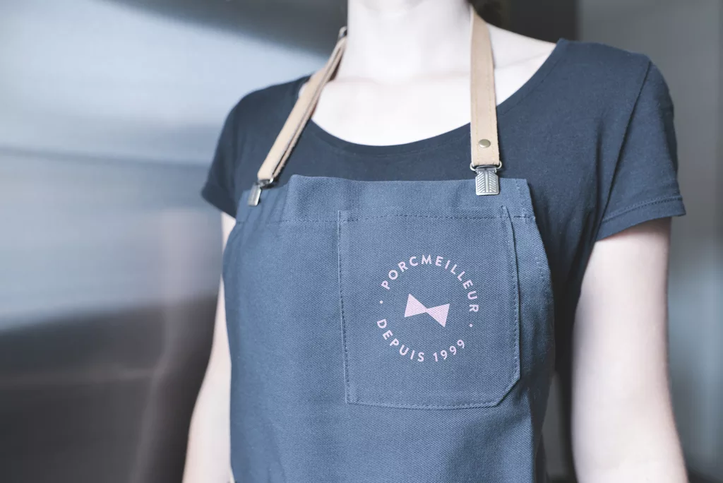 Un tablier à l'Éffigie Porcmeilleur conçu par Taktik design.
