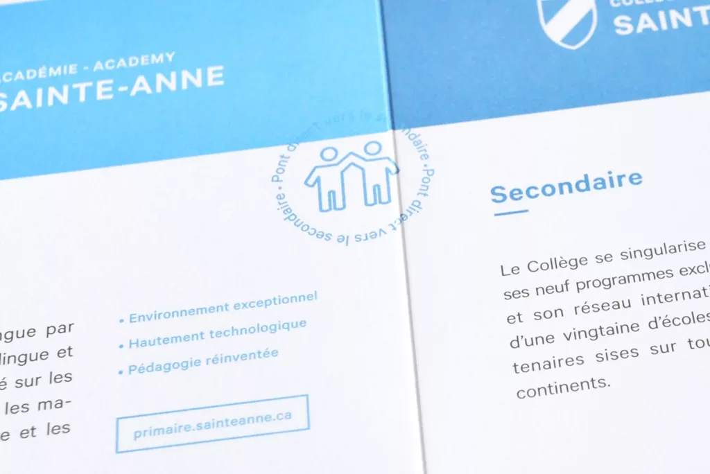 Gros plan sur deux pages d'une brochure d'informaytion du Collège Sainte-Anne.