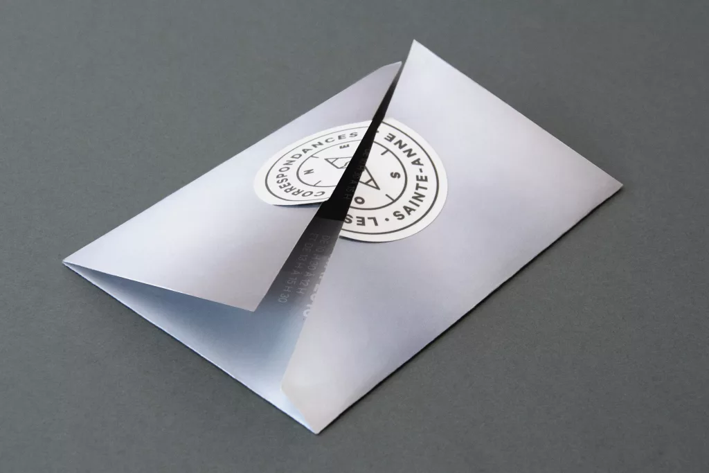 L'enveloppe fermée abordant le logo du programme.