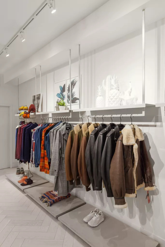 Un présentoir de vêtements de la boutique Status.