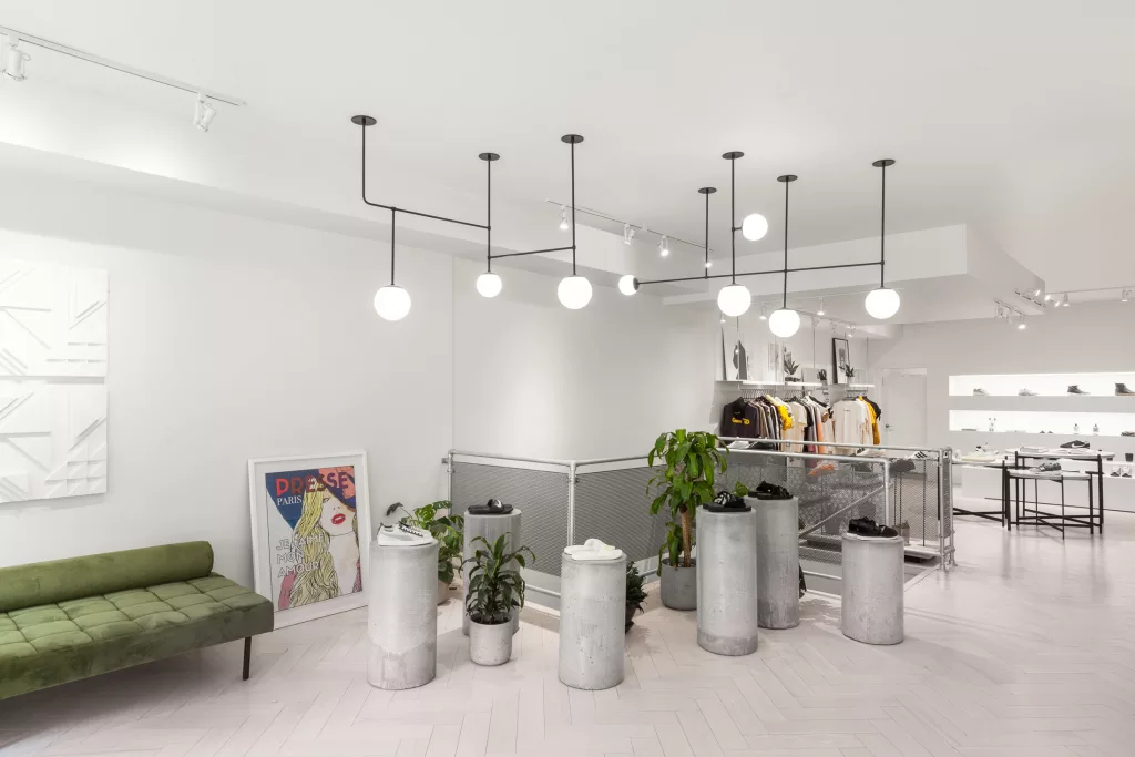 Le béton et la verdure sont omniprésents sur cet étage de la boutique.