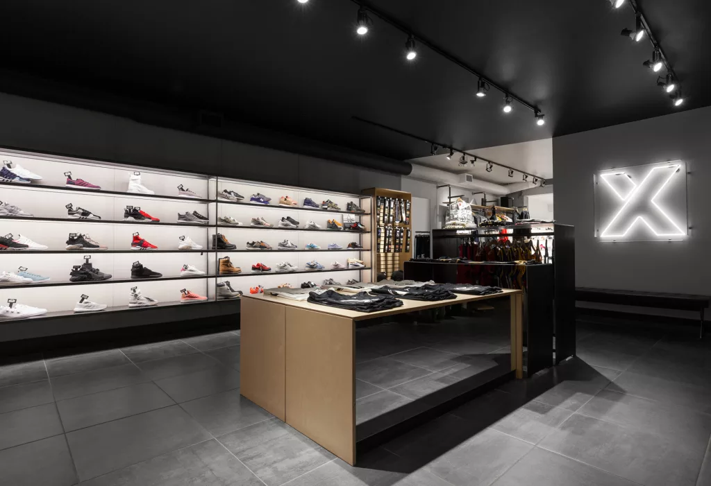 Un présentoir Ilot devant le mur de souliers boutique Exclucity de Toronto.