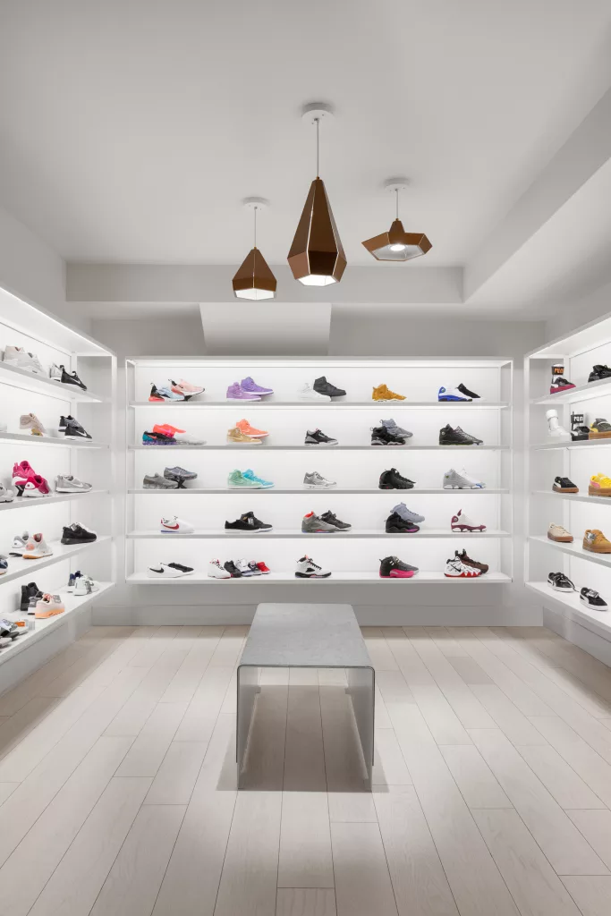 Une pièce entièrement dédiée à la présentation de souliers à la boutique Exclucity de Toronto.