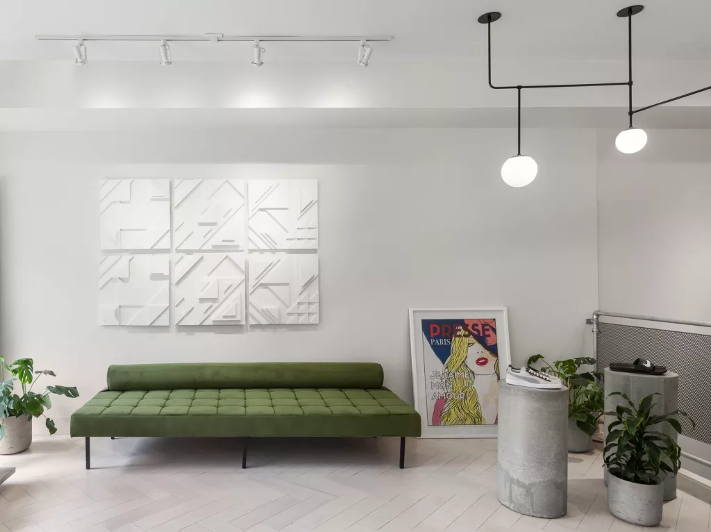 Un sofa vert rappelle la verdur des plantes de l'étage Status.