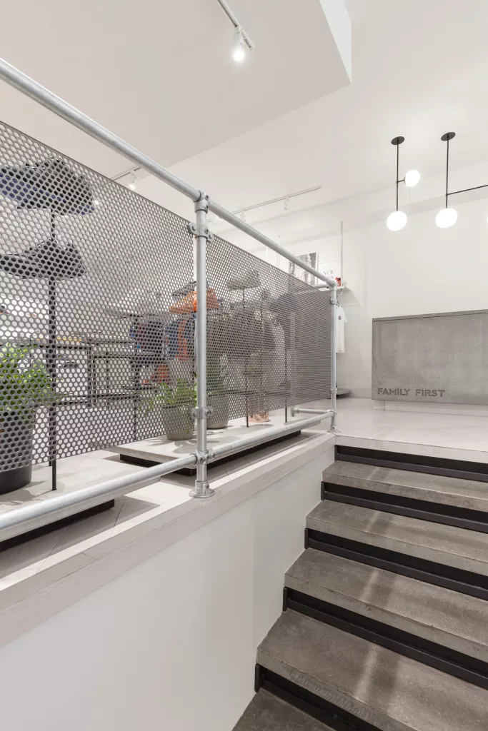 Le haut de l'escalier donnant sur la boutique Status.