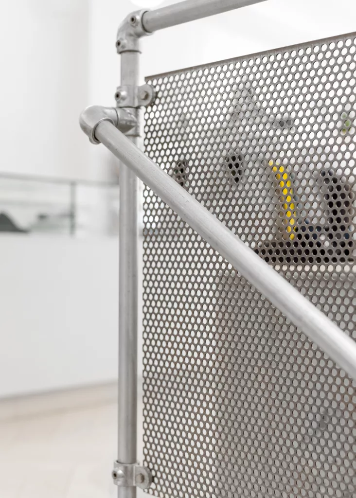 Des fixtures et de l'acier plus pales sont utilisés dans la section Status.