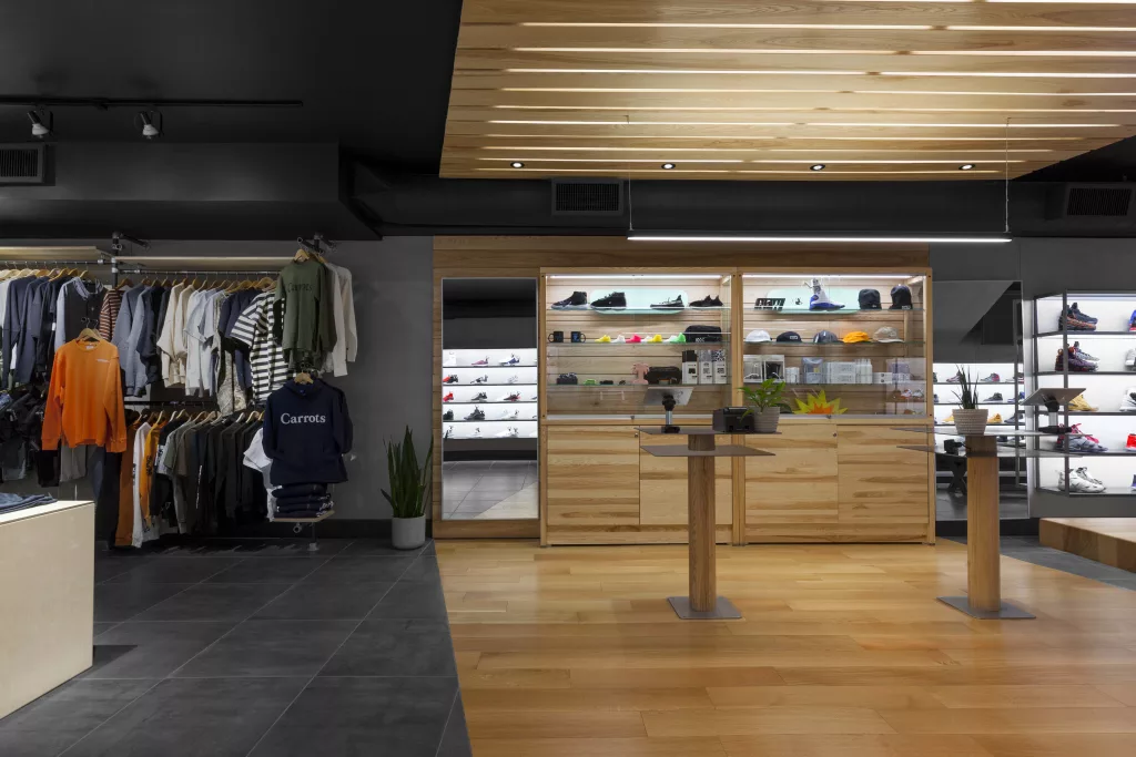 Vue de face du comptoir-caisse et d'un présentopir de vêtements de la boutique Exclucity de Toronto.