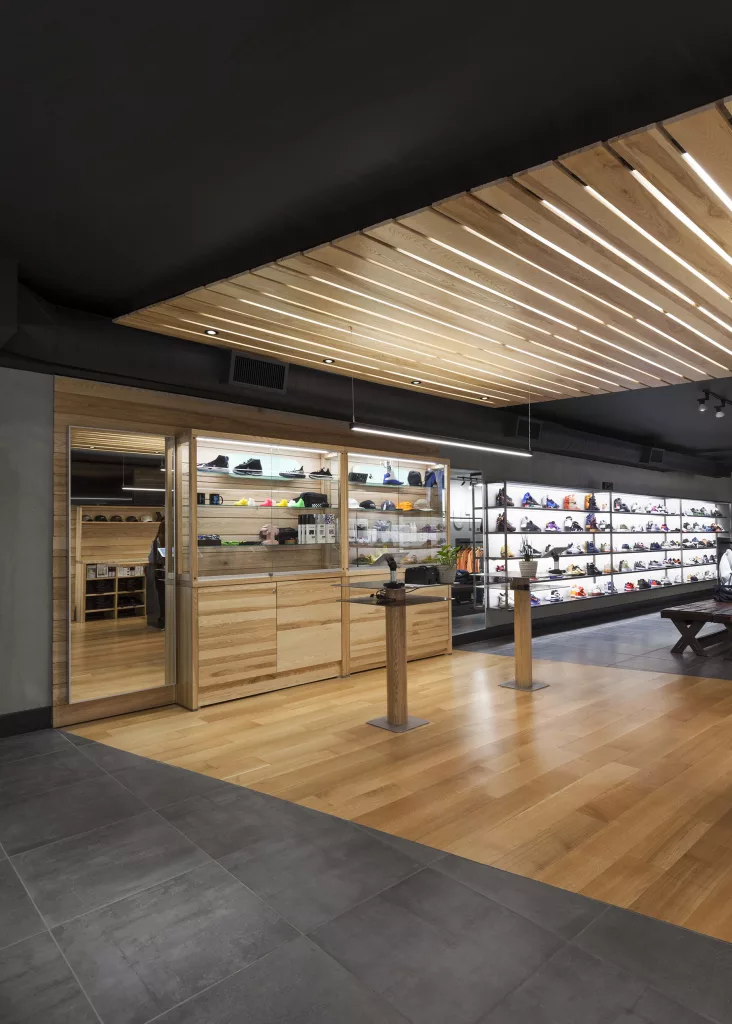 un présentir de bois au centre de la boutique Exclucity de Toronto.