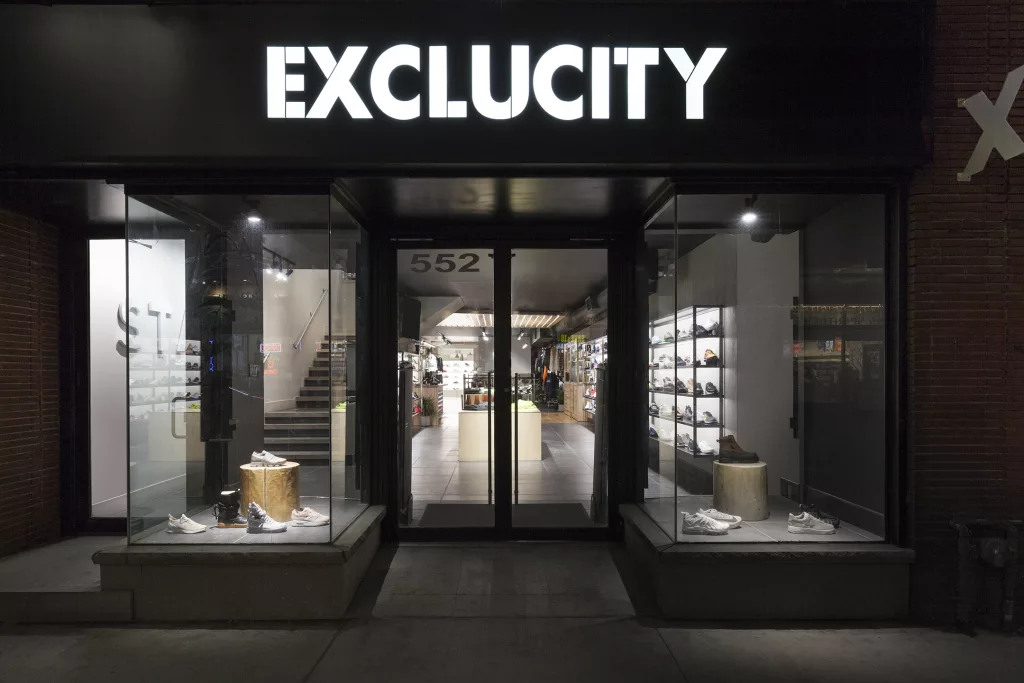 La vitrine de la boutique Exclucity au centre-ville de Toronto le soir.