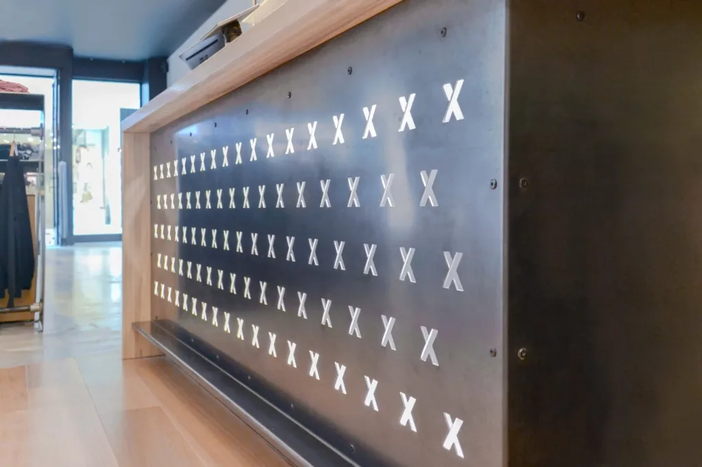 Le comptoir fait d'acier comprend plusieurs logos découpés.