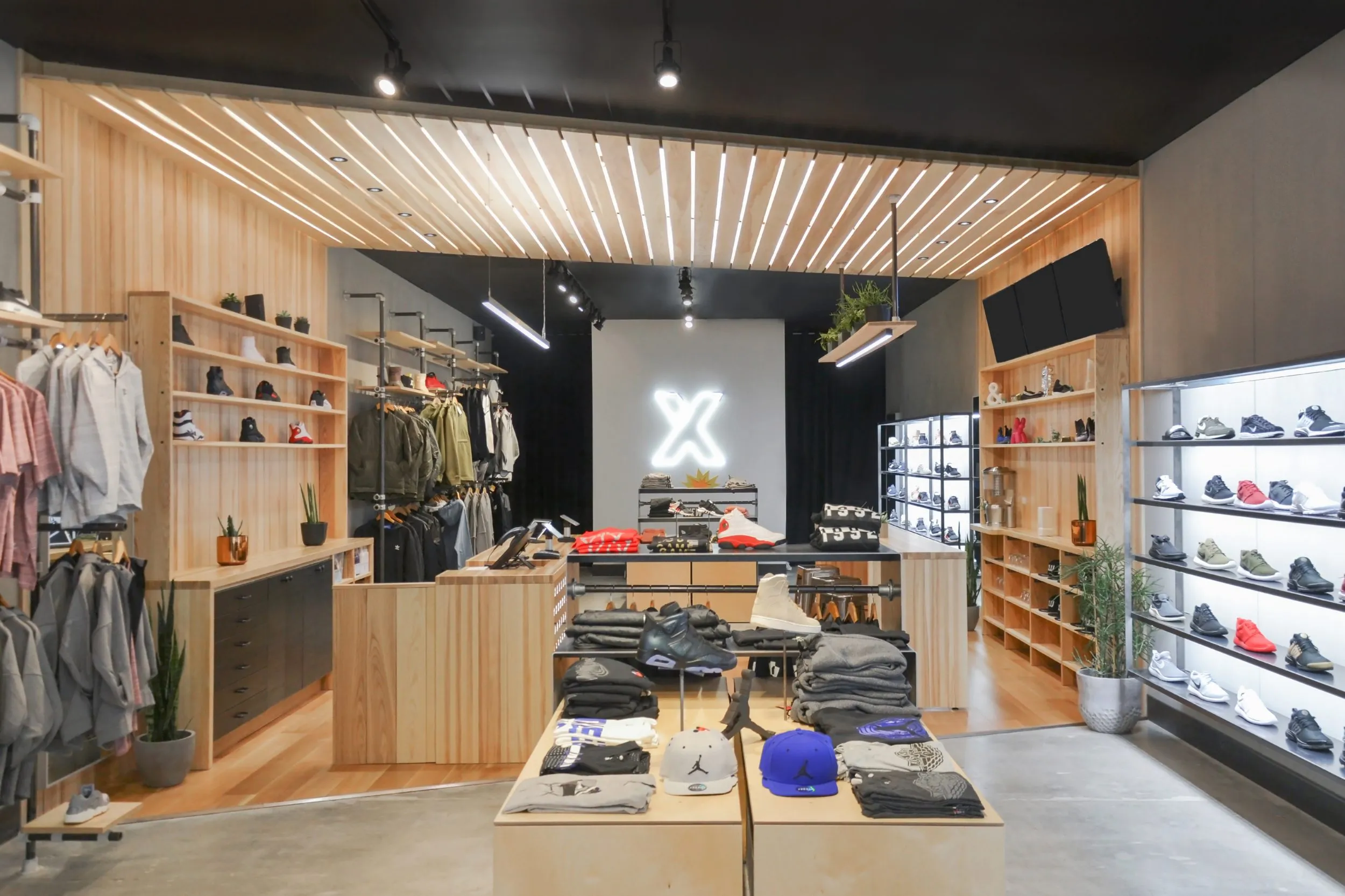 Vue de'ensemble de la boutique Xclucity de Toronto conçue et réalisée par Taktik design.
