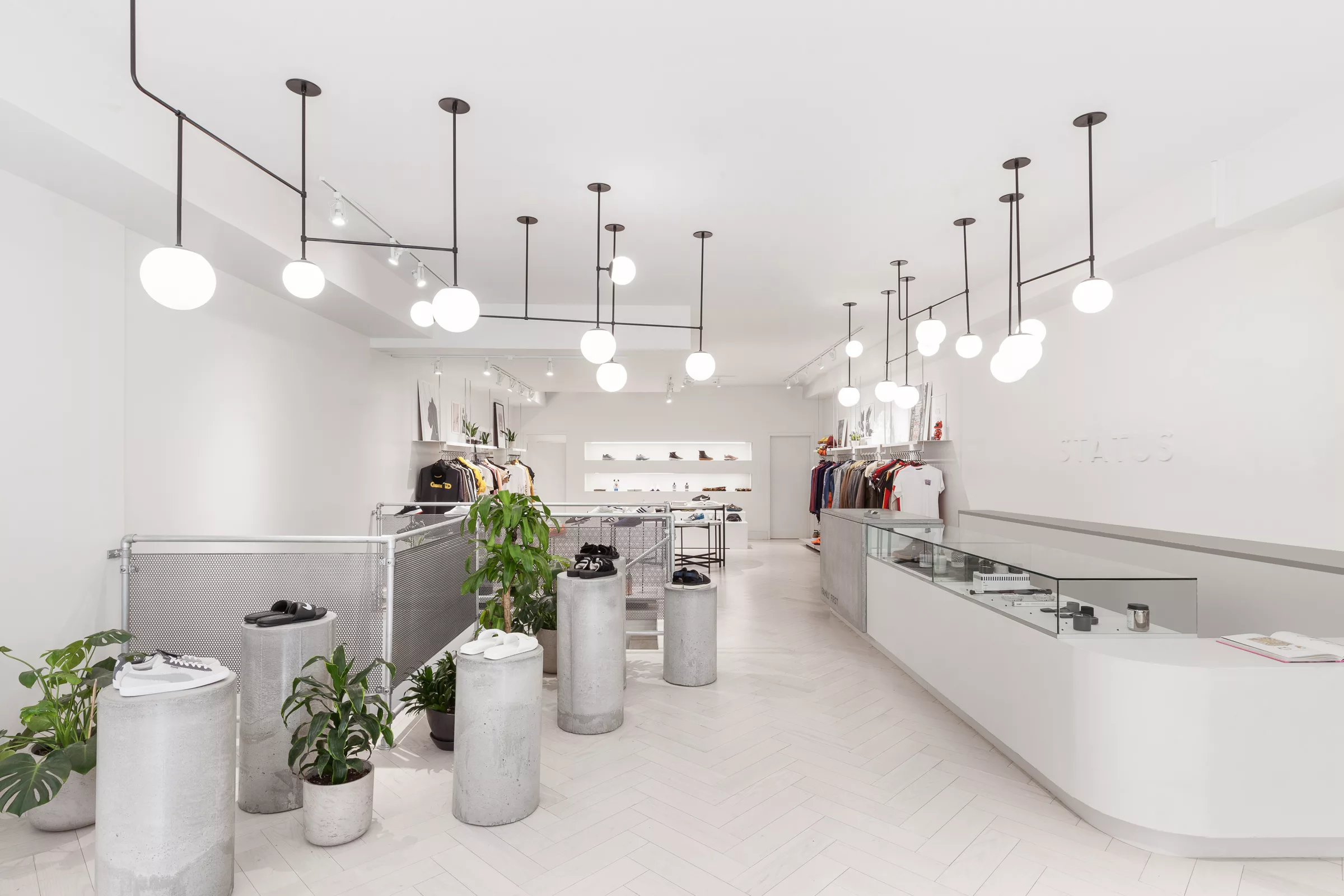 Une vue d'ensemble de la boutique Status de Toronto.