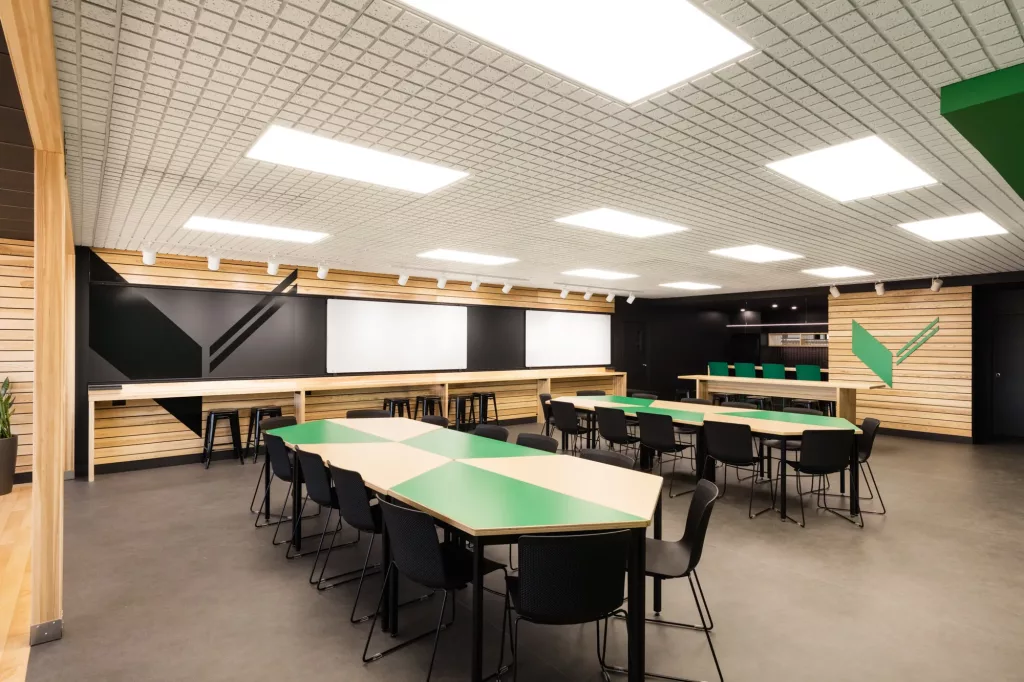 Les bureaux modulables de la salle multifonctionnelle Le Belvédère de l'Externat Sacré-Coeur peuvent également être assemblés en grandes tables de réunion.