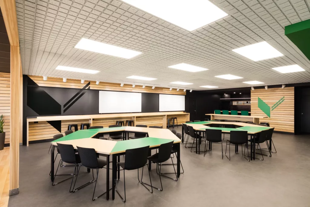 Une autre disposition pour le travail en équipe des bureaux de la salle multifonctionnelle Le Belvédère de l'Externat Sacré-Coeur.
