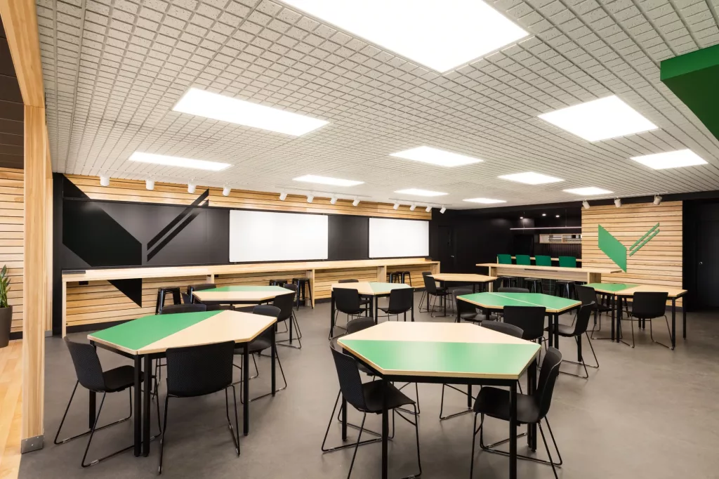 Les bureaux de la salle multifonctionnelle Le Belvédère de l'Externat Sacré-Coeur sont modulables pour le travail en équipe.