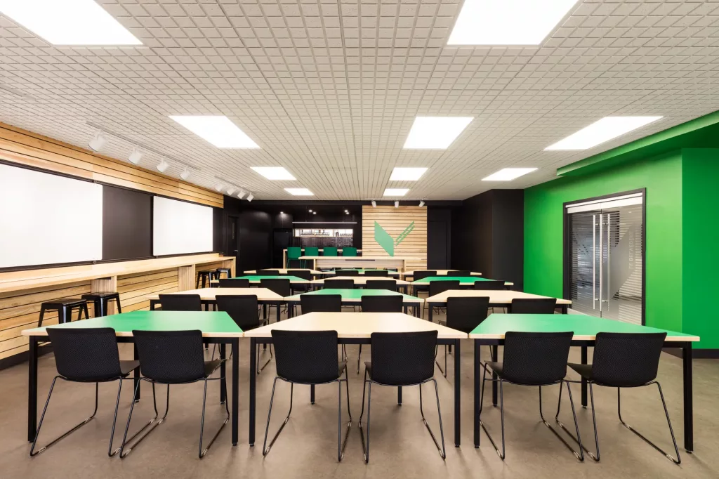 La salle multifonctionnelle peut également être disposée comme une salle de classe.