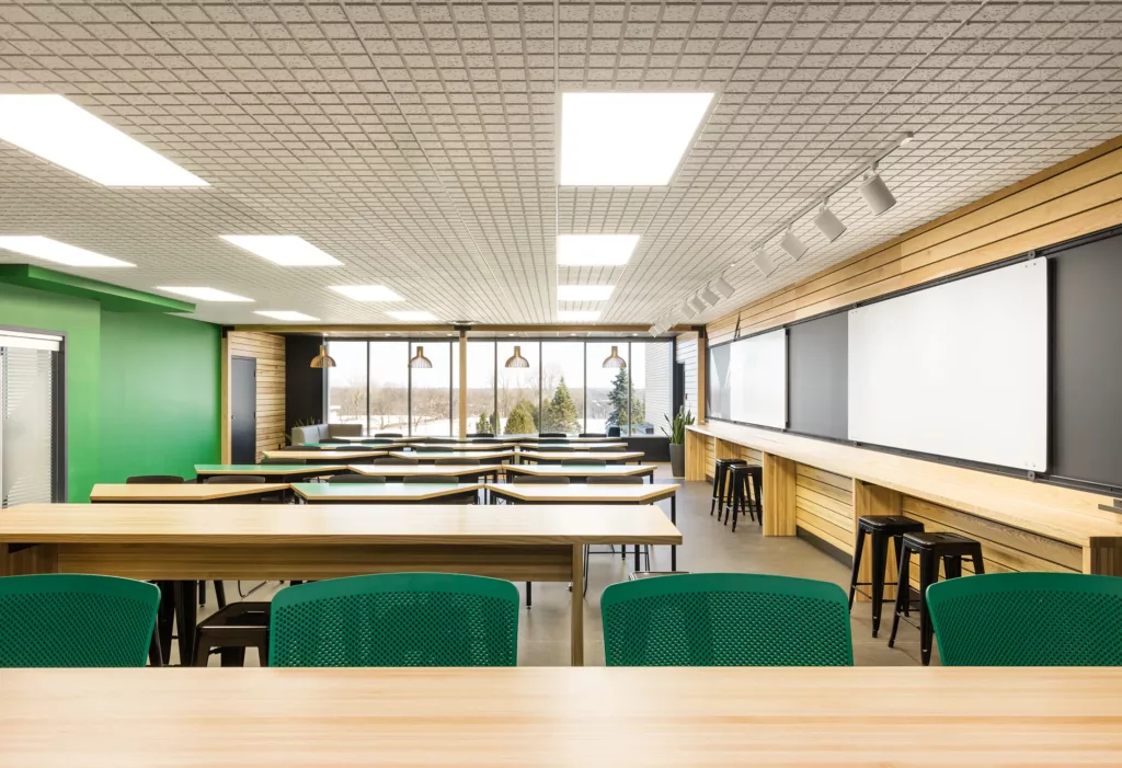 une vue de la cuisine sur l'ensemble de la salle multifonctionnelle Le Belvédère de l'Externat Sacré-Coeur.
