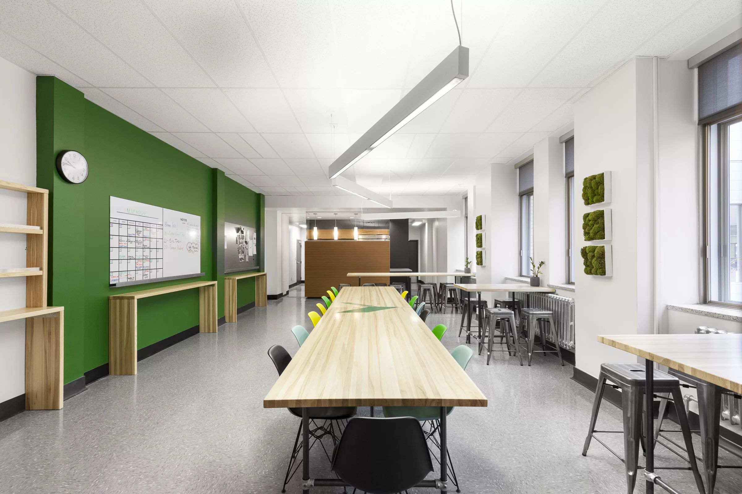 Une section de la cafétéria de l'Externat Sacré-Coeur aménagée par Taktik design.