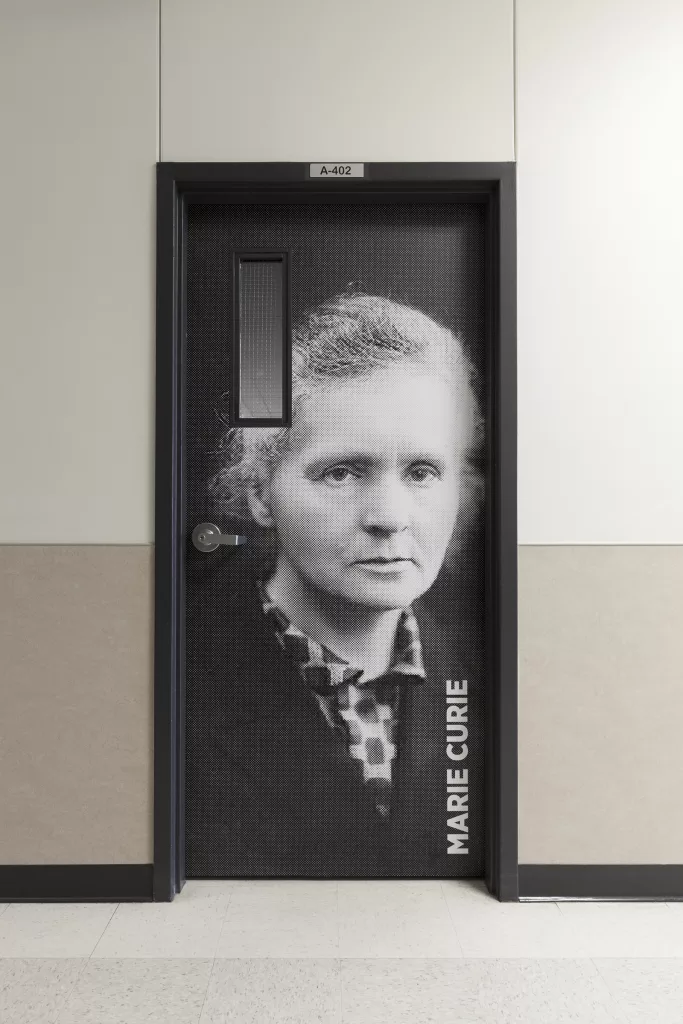 Une porte décorée d'une photo de Marie Curie.