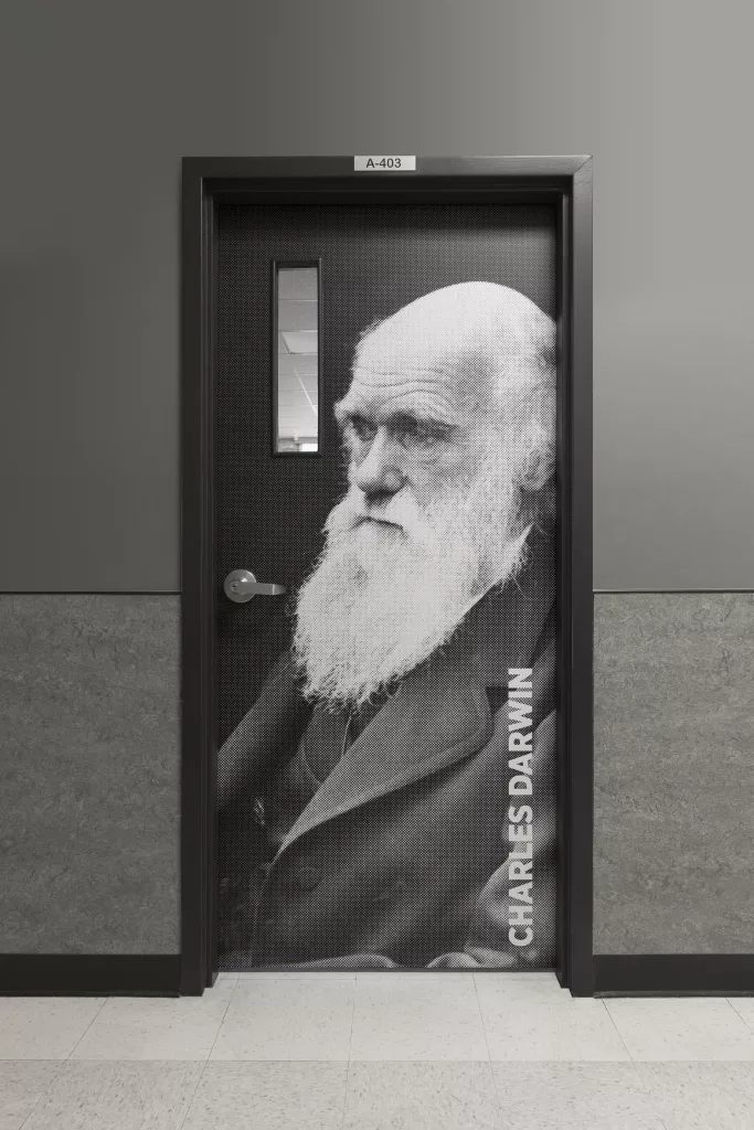 Une porte décorée d'une photo de Charles Darwin.
