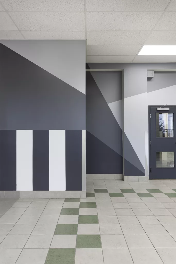 Des formes de différentes couleurs dynamisent l'aménagement d'un section de mur.