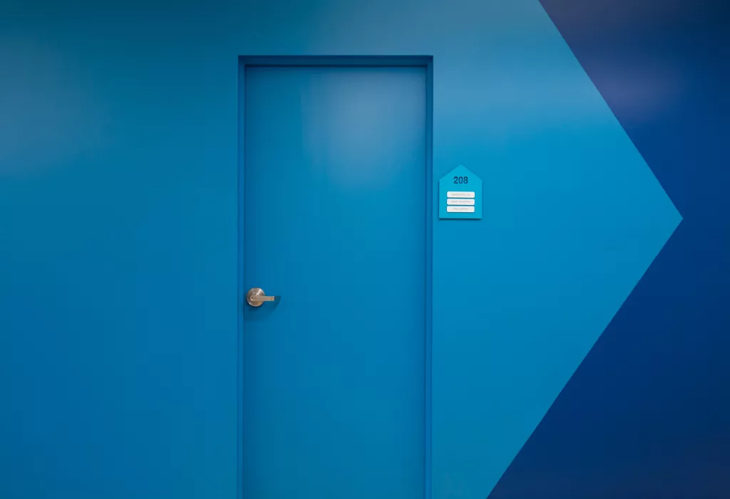 Un mur aux couleurs de bleus vifs de l'édifice à bureaux de la FEEP.