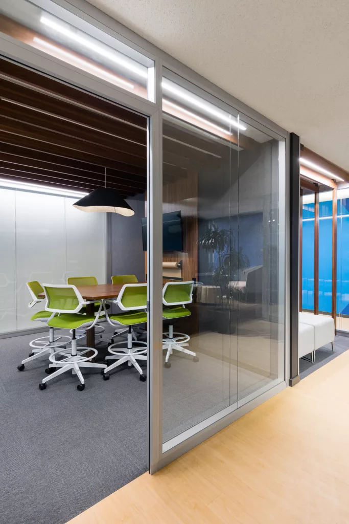 Une salle de réunion de ll'édifice à bureaux de la FEEP comprend un mur vitré pour couper le son.