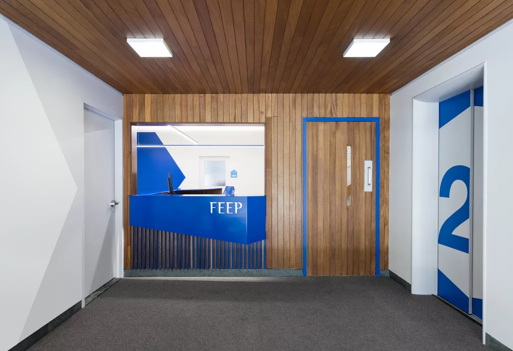L'accueil de l'édifice à bureaux de la FEEP est maintenant décloisonné et donne sur le hall d'entrée.