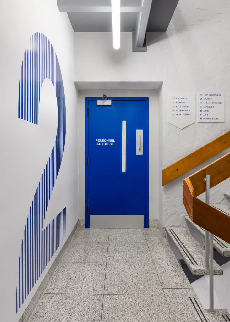 Le bleu est aussi présent dans la signalétique des escaliers de l'édifice à bureaux de la FEEP.