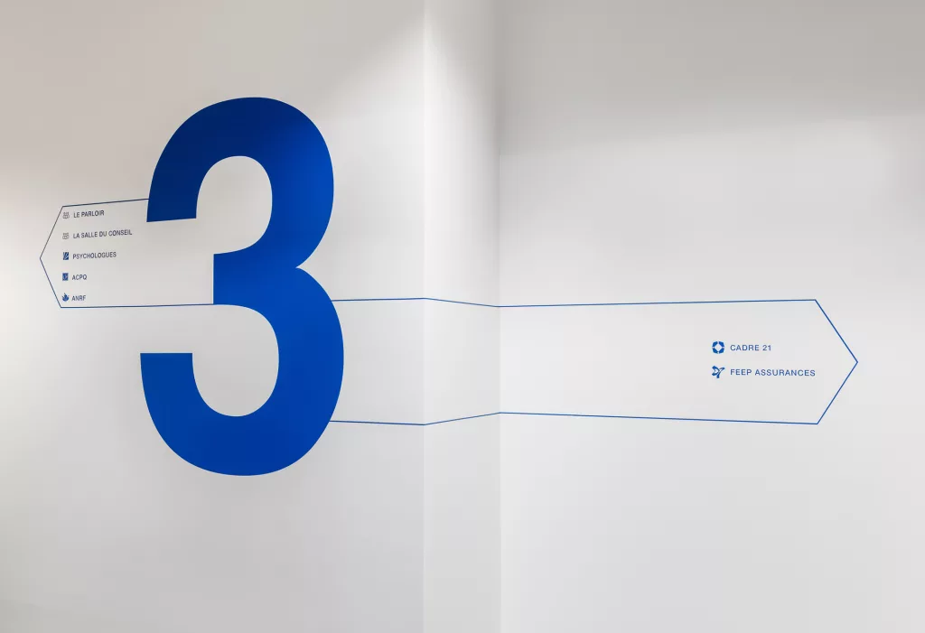La signalétique apposée aux murs permet aux visiteurs de s'orienter rapidement dans l'édifice à bureaux de la FEEP.