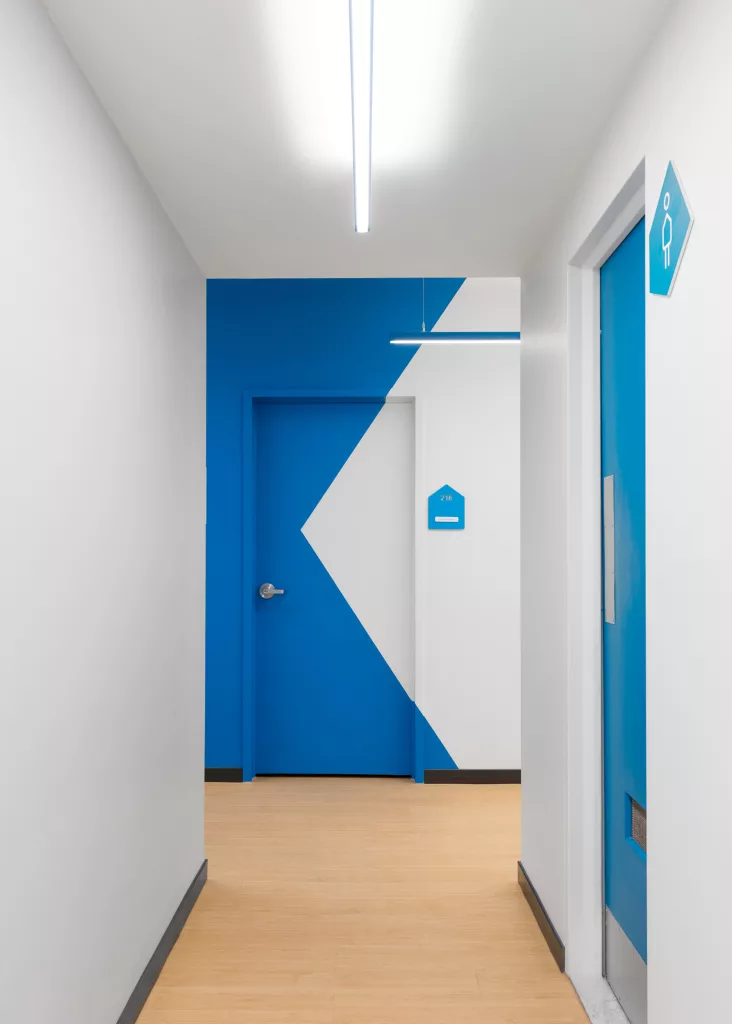 Des angles et des teites différentes dynamisent les murs des corridors de l'édifice.