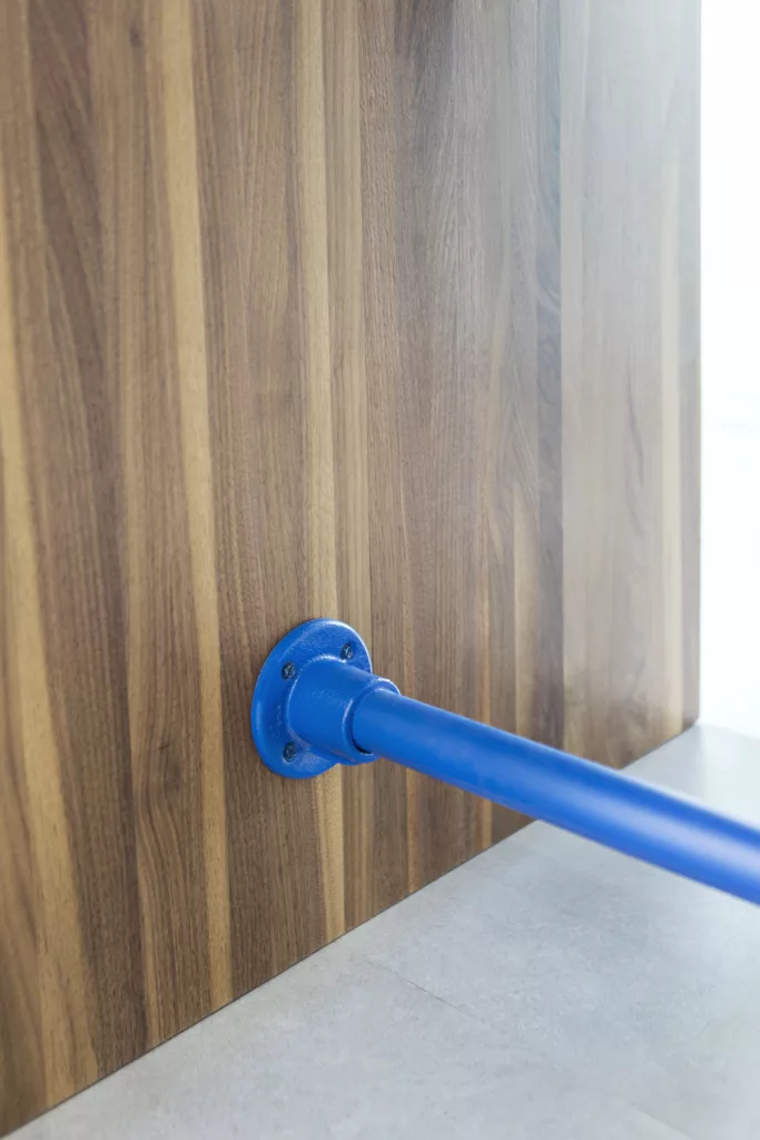 Gros plan sur un appuie-pied bleu du mobilier du bureau des assurances de la FEEP.
