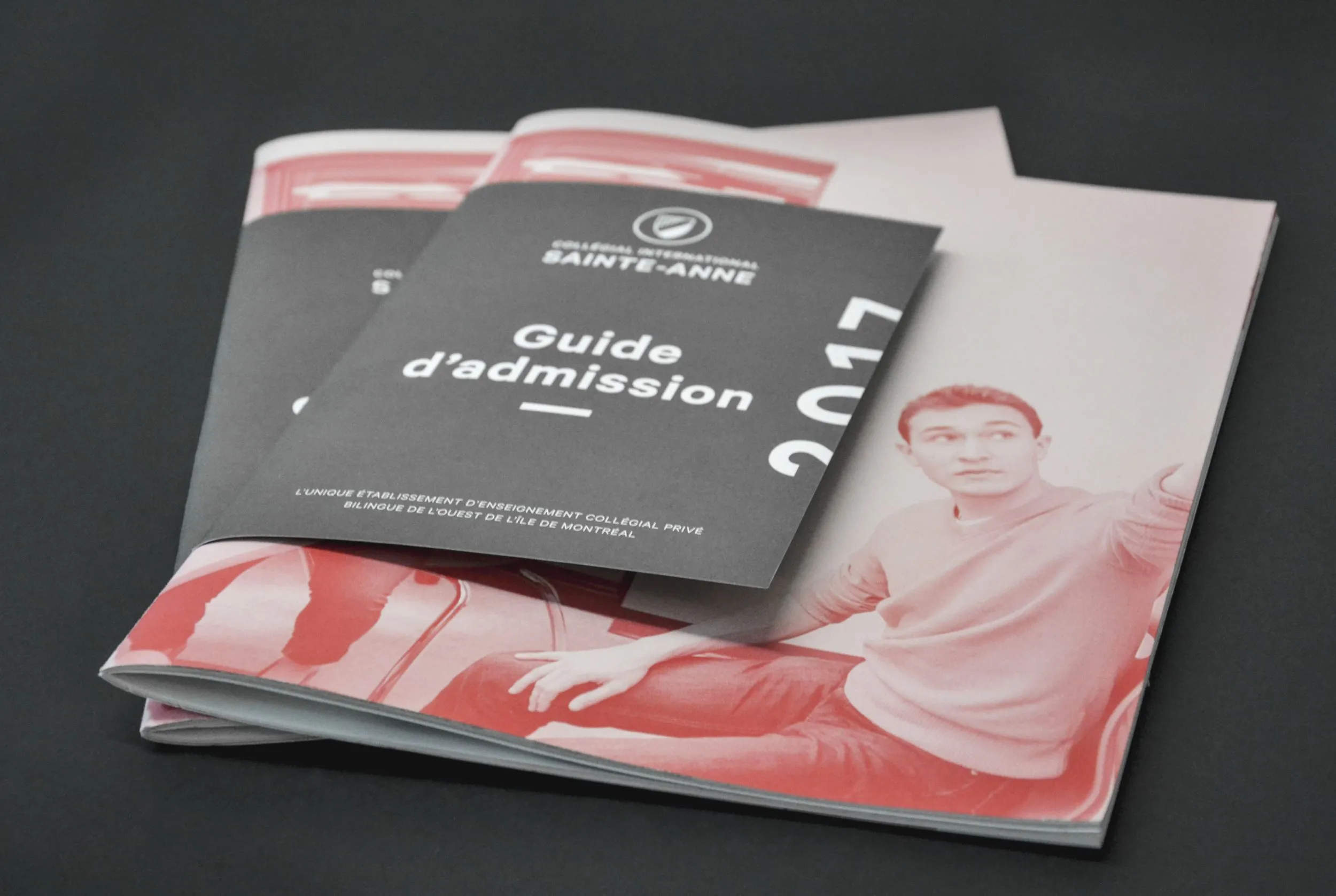 Quelques exemplaires imprimés du guide d'admission du Collège Sainte-Anne créé par l'équipe de graphisme de Taktik design.