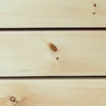 Lattes de bois clair.