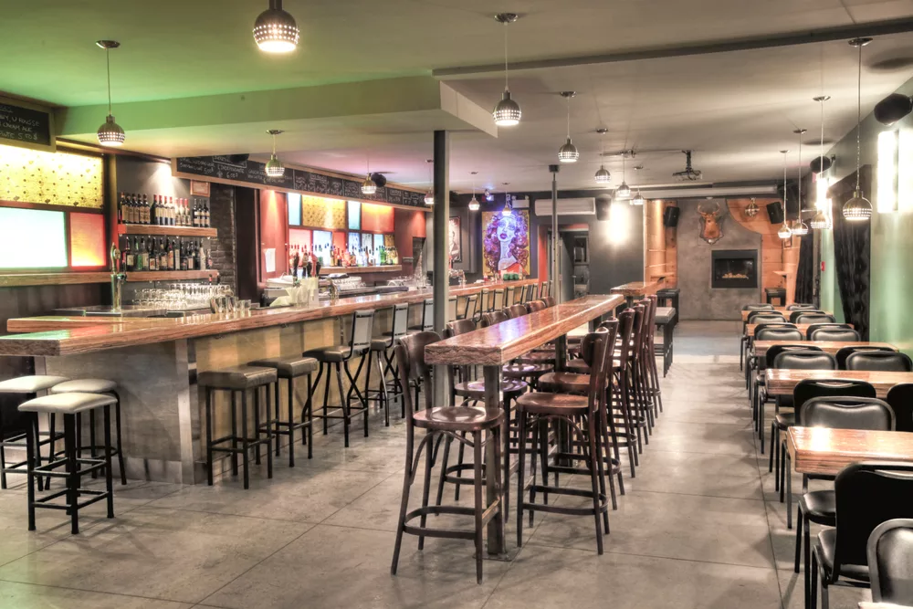 Vue de l'est sur l'ensemble du bar Miss Villeray.