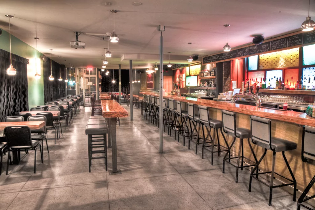 Le bar et les tables et comptoir du Miss Villeray.
