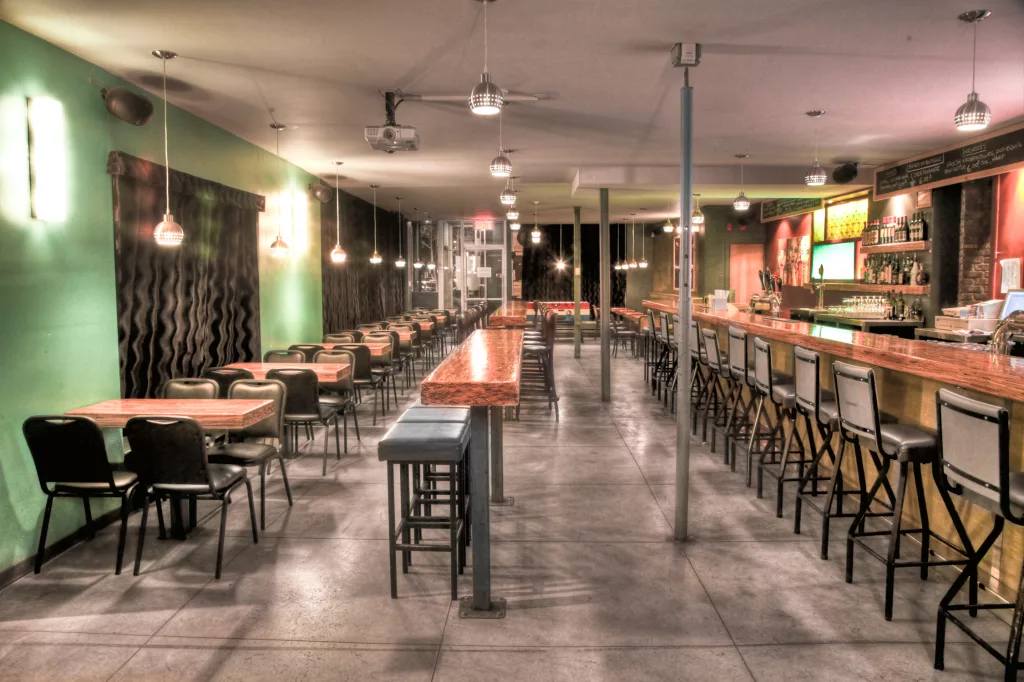 Le bar Miss Villeray comprend un grand espace ouver ou se rassembler.