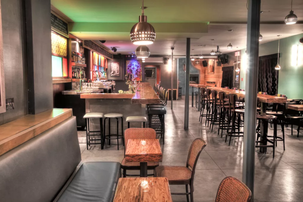 Une banquette double dans le bar Miss Villeray.