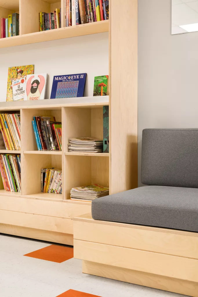 Tout le mobilier de bois clair conçu et réalisé par Taktik design mettent en valeur ce matériau naturel dans un environnement qui en était auparavant dépourvu.